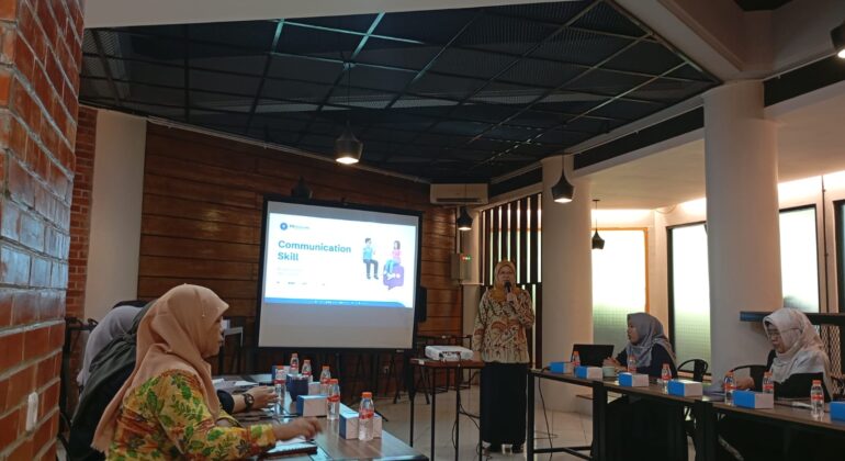 Pelatihan Komunikasi Efektif dalam Customer Service bagi Tenaga Kependidikan
